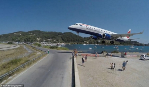 Σκιάθος: Αεροπλάνο περνά «ξυστά» πάνω από τα κεφάλια τουριστών! (Βίντεο)