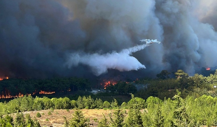 Το Αιγαίο «πνίγεται» στον καπνό από τις φλόγες στην Τουρκία – Αισθητή έως την Άνδρο η μυρωδιά καμένου