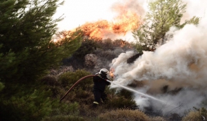 Πύρινη κόλαση στον Κάλαμο: Καίγονται σπίτια - Τραυματίστηκε ο στρατηγός Γιόβας της Πυροσβεστικής
