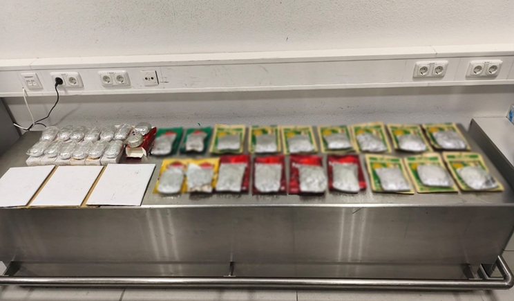 Σύλληψη 30χρονου αλλοδαπού, μέλους διεθνικής εγκληματικής ομάδας, ο οποίος επιχείρησε να εισάγει μέσω του Διεθνούς Αερολιμένα «Ελευθέριος Βενιζέλος» πάνω από -8- κιλά ηρωίνη