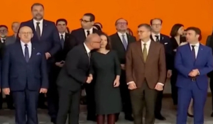 Παρολίγον διπλωματικό επεισόδιο μεταξύ Κροατίας – Γερμανίας λόγω...φιλιού (Βίντεο)