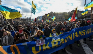 Οι Ουκρανοί υψώνουν σημαίες αψηφώντας τους φόβους για μια ρωσική εισβολή: «Δεν φοβόμαστε κανέναν»