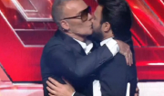 X-Factor: Στο στόμα φιλήθηκαν ο Στέλιος Ρόκκος και ο Ανδρέας Γεωργίου