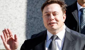 Σάλος για σχόλιο του Έλον Μασκ σε 19χρονη που κινδύνευε με απέλαση από τη Δανία: «Οι σέξι γυναίκες θα πρέπει να εξαιρούνται», έγραψε