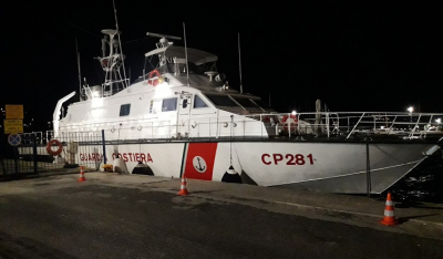 Πάρος: Σκάφος της Ιταλικής Ακτοφυλακής που ανήκει στην Frontex αγκυροβολημένο στο λιμάνι του νησιού