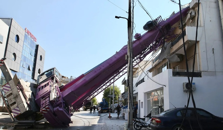 Γερανός έπεσε σε ταράτσα πολυκατοικίας στο Περιστέρι (βίντεο &amp; φωτό)