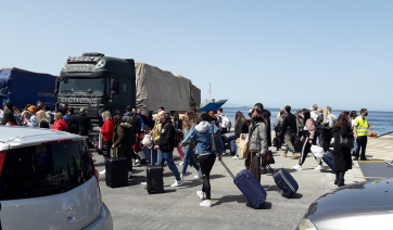 Πάρος: Ζωηρή κίνηση στο λιμάνι – «Απόβαση» στο νησί κάνουν οι εκδρομείς του Πάσχα