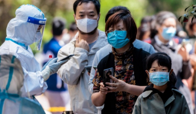 Σανγκάη: Σκληραίνει το lockdown, φουντώνει η οργή -Γιατροί μπαίνουν σε σπίτια και ψεκάζουν για να απολυμάνουν
