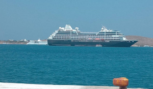 Πάρος: Δύο κρουαζιερόπλοια στο κόλπο της Παροικίας – «Azamara Onward» και «La Belle de l΄Adriatique»