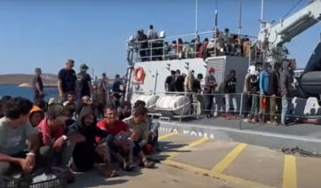 247 μετανάστες εισήλθαν παράνομα από τη Λιβύη - Σε επιφυλακή Λιμενικό και Υπουργείο Μεταναστευτικής Πολιτικής (βίντεο)