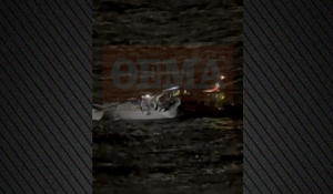 SOS από ιστιοφόρο με δύο επιβάτες ανοιχτά της Σύρου: Αρνήθηκαν να το εγκαταλείψουν, μεταφέρεται με ρυμουλκό στη Μύκονο (βίντεο)