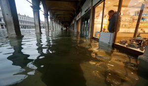 Η Βενετία κάτω από το νερό: Αντιμέτωπη με τη χειρότερη πλημμυρίδα της τελευταίας πεντηκονταετίας