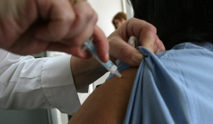 Bloomberg: Πάνω από 1,1 εκατομμύρια άνθρωποι έχουν εμβολιαστεί για τον κορονοϊό σε όλο τον κόσμο