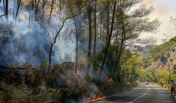 Μαίνονται ανεξέλεγκτες οι φωτιές στα μειονοτικά χωριά της Αλβανίας (Βίντεο)