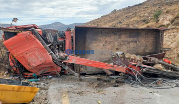 Νάξος: Ντελαπάρισε φορτηγό του ΔΕΔΔΗΕ στο δρόμο Κωμιακής – Ανέφαμα