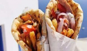 Στα ύψη και η τιμή στο αγαπημένο φαγητό των Ελλήνων το σουβλάκι – Πόσο θα κοστίζει