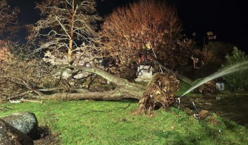 Μεγάλες ζημιές στην Αλεξανδρούπολη: Άνεμοι με ριπές 140 χιλιομέτρων χτύπησαν την πόλη, δείτε βίντεο