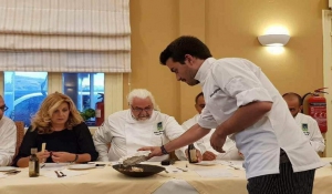 Ο 20χρονος σεφ Σπύρος Κουγιός από τη Ρόδο, θα  εκπροσωπήσει την Περιφέρεια Νοτίου Αιγαίου στον μεγάλο  ευρωπαϊκό διαγωνισμό “European Young Chef Award 2017”, τον Νοέμβριο στη Βαρκελώνη