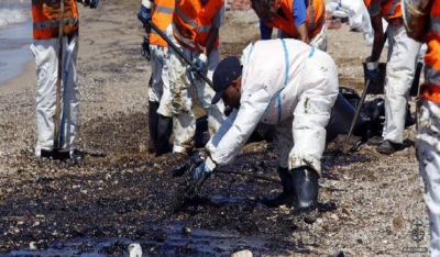 Οι δήμοι Γλυφάδας και Αλίμου κατέθεσαν μήνυση κατά παντός υπευθύνου για την πετρελαιοκηλίδα