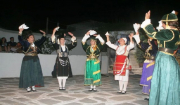 100 χορευτές, μουσικοί, έθιμα, δρώμενα, παραδοσιακός χορός στη Νάουσα