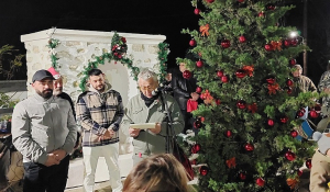 Πάρος: Άναμμα Χριστουγεννιάτικου δέντρου στη γιορτινά στολισμένη πλατεία του Δρυού (Βίντεο)