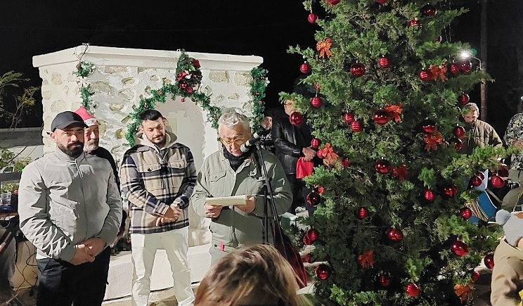 Πάρος: Άναμμα Χριστουγεννιάτικου δέντρου στη γιορτινά στολισμένη πλατεία του Δρυού (Βίντεο)