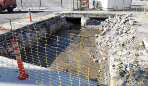 Πάρος: Τεχνικές εργασίες καθαρισμού του υπόγειου αγωγού όμβριων υδάτων στην περιοχή του λιμανιού