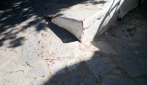 Εικόνες ΣΟΚ: Αίματα και βανδαλισμοί σε σοκάκια της Νάξου (φώτος)