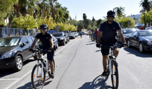 Αστυνομικοί με… βερμούδες και ποδήλατα θα περιπολούν στις παραλίες