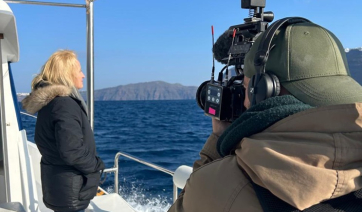 Στη Σαντορίνη τα γυρίσματα του επεισοδίου «Κυκλάδες εκτός σεζόν» για τη Γαλλική τηλεόραση
