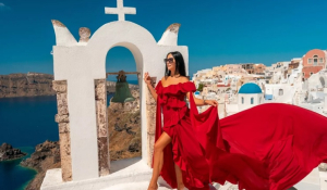Viral οι ακριβές φωτογραφίσεις με εκθαμβωτικά φορέματα που… ίπτανται στη Σαντορίνη!