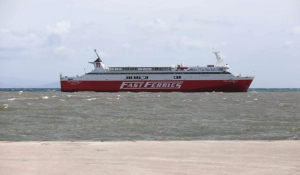 Τήνος: «Μάχη» με τα κύματα του πλοίου  Fast Ferries Andros