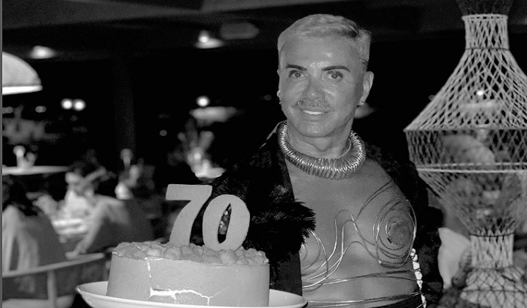 Πάρος – Λάκης Γαβαλάς: Το ευχαριστώ και η πόζα με την τούρτα των 70ων του γενεθλίων!