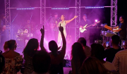 Πάρος – Μελίνα Ασλανίδου: Μάγεψε το κοινό της συναυλίας το «ταξίδι» σε αγαπημένα ακούσματα!