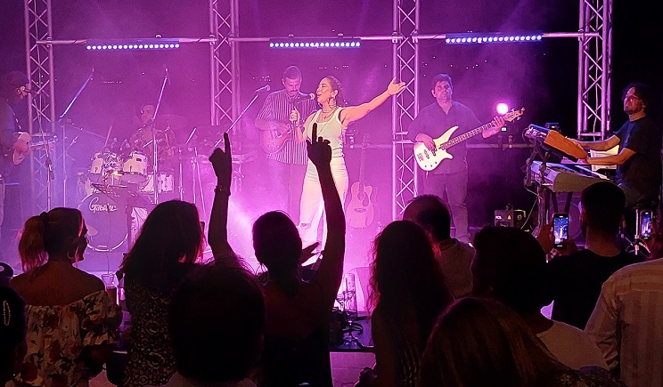 Πάρος – Μελίνα Ασλανίδου: Μάγεψε το κοινό της συναυλίας το «ταξίδι» σε αγαπημένα ακούσματα!