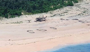 Απίστευτο: Ναυαγοί σε νησί του Ειρηνικού εντοπίστηκαν από το τεράστιο SOS που έγραψαν στην άμμο!