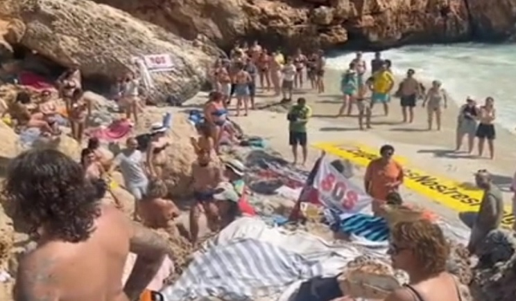 Μαγιόρκα: Εξαγριωμένοι ντόπιοι φωνάζουν «φύγετε, φύγετε, φύγετε» για να διώξουν τους τουρίστες από τις παραλίες – Δείτε βίντεο