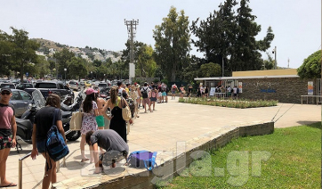 Ουρά δεκάδων μέτρων στην Ακτή Βουλιαγμένης - Στο 100% η πληρότητα