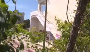 Νοσηλεύεται σε σοβαρή κατάσταση η 13χρονη που έπεσε από μπαλκόνι σχολείου στο Χαϊδάρι (βίντεο)