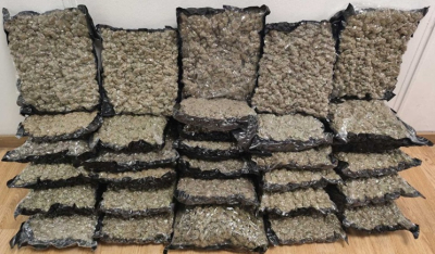 Συνελήφθη 45χρονος αλλοδαπός, ο οποίος επιχείρησε να εισάγει αεροπορικώς στην Ελλάδα περισσότερα από -32- κιλά ακατέργαστης κάνναβης υδροπονικής καλλιέργειας (skunk)