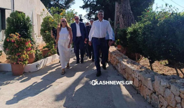 Στα Χανιά για τον Δεκαπενταύγουστο ο Κυριάκος Μητσοτάκης: Παρακολούθησε τη Θεία Λειτουργία στις Κορακιές