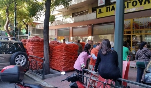 Ουρές στο κέντρο της Αθήνας για ένα τσουβάλι πατάτες Νάξου