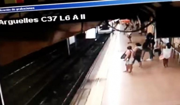 Μαδρίτη: Με κλωτσιά τον έριξε στις ράγες του τρένου! [video]