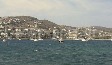 Το βοριαδάκι τα «έστειλε» στην αγκαλιά του απάνεμου κόλπου της Παροικίας!