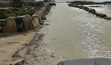 Πάρος: Θάλασσα και δρόμος έγιναν ένα – Οχήματα - «βάρκες» προσπαθούν να προσεγγίσουν σπίτια της περιοχής