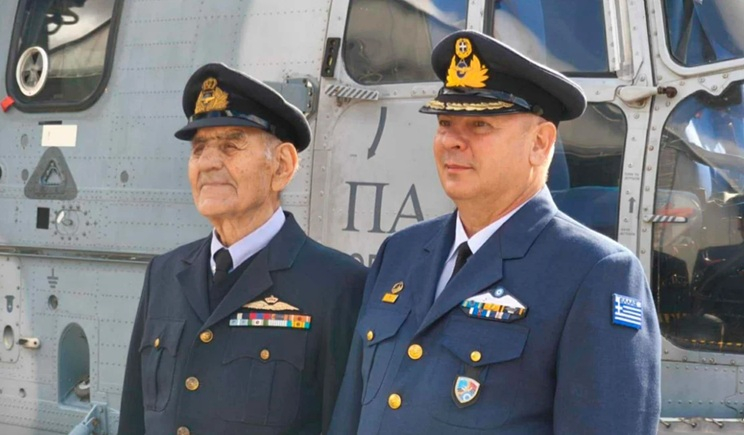 Βραβεύτηκε στη Ρόδο ο 94χρονος Φώτης Μαριάς, ο τελευταίος επιζών αεροπόρος από τον πόλεμο της Κορέας