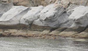 Εντυπωσιακό! Γυμνώθηκαν τα βράχια στις Κολυμπήθρες από το φαινόμενο της άμπωτης στην Πάρο….