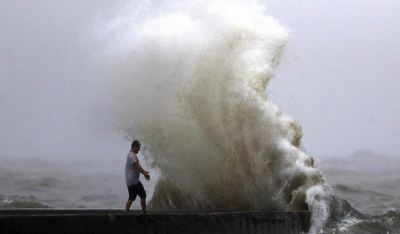 ΗΠΑ: Η τροπική καταιγίδα «Ησαΐας» φτάνει στην Φλόριντα