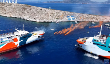 Ρίψη Στεφάνων, Τρισάγιο και Απόδοση Τιμών στους 42 πεσόντες του Αντιτορπιλικού ΥΔΡΑ 2025 (βίντεο)