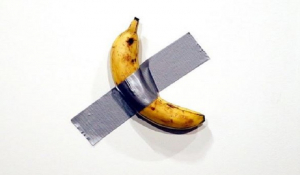 Καλλιτέχνης ξεκόλλησε, ξεφλούδισε και έφαγε την μπανάνα